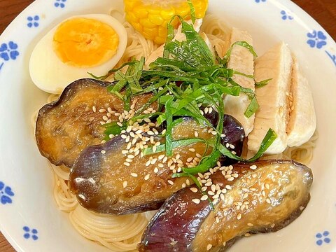 なすのオイスター味噌炒めとサラダチキンのせそうめん